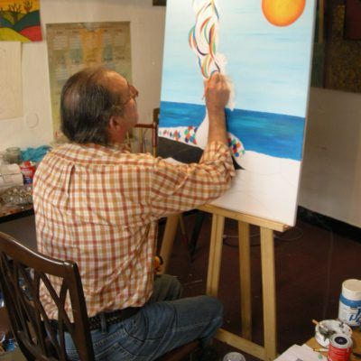 Pintando una Sirena de la colección en su antiguo atelier situado en el casco histórico de Ourense