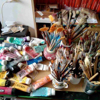Todo tipo de pinturas tienen cabida en su taller
